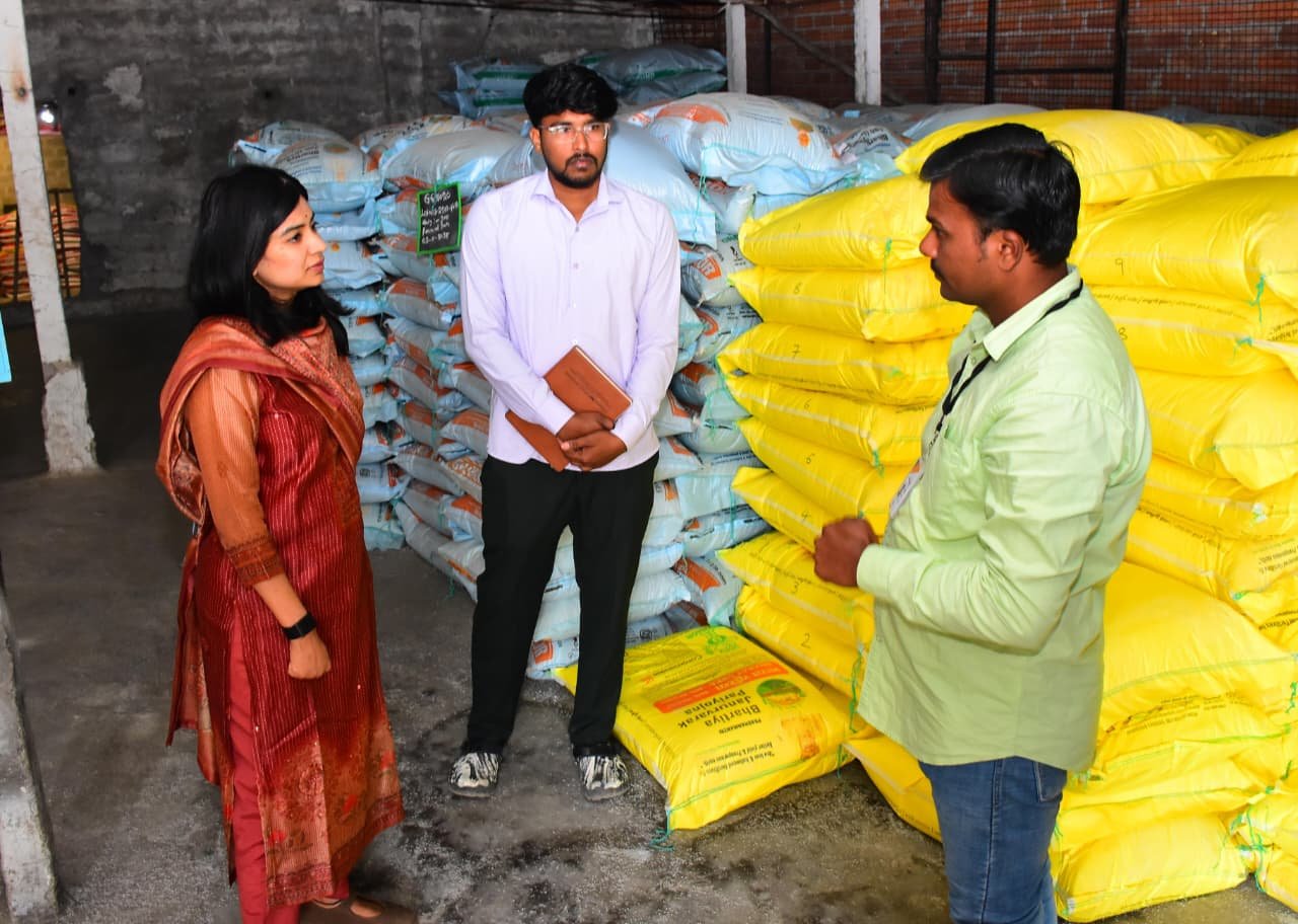 ఫెర్టిలైజర్ యాప్ సేవలు రైతులు వినియోగించుకోవాలి  జిల్లాలో ఎరువులకు కొరత లేదు  ఇంచార్జి కలెక్టర్ గరిమ అగ్రవాల్